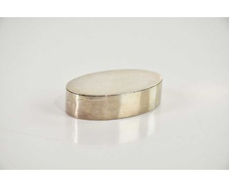ROGER BIGGS; a George III hallmarked silver snuff box of oval form with gilt interior, London 1799, length 6.5cm, approx 1.1o