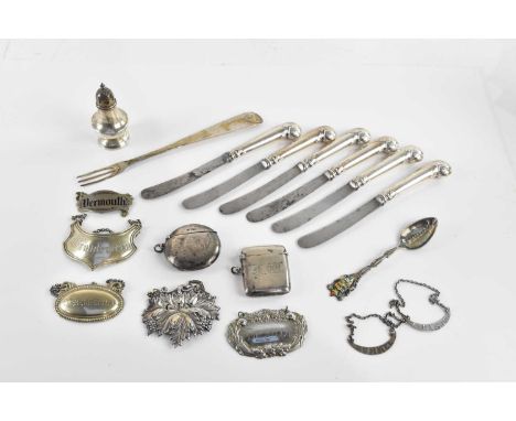 CHARLES &amp; GEORGE ASPREY; a set of six Edward VII hallmarked silver handled knives, London 1907, with a hallmarked silver 