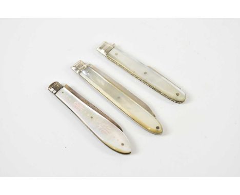 THOMAS MARPLES; a Victorian hallmarked silver bladed fruit knife, with mother of pearl handle, Sheffield 1882, with a Georgia