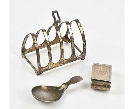 VINERS LTD; a George VI hallmarked silver toast rack, Sheffield 1932, with a hallmarked silver caddy spoon and snuff box (3)