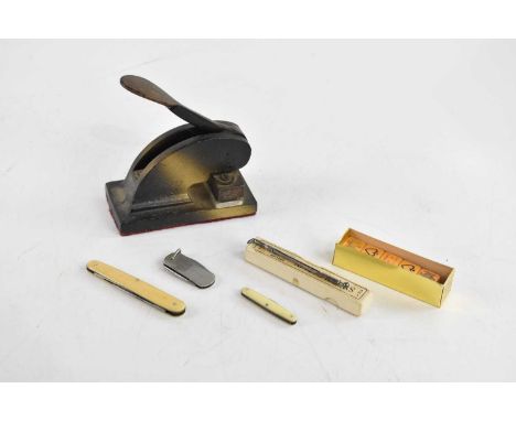 A letter stamp, a set of dice, a hallmarked silver swizzle stick and three penknives (6).
