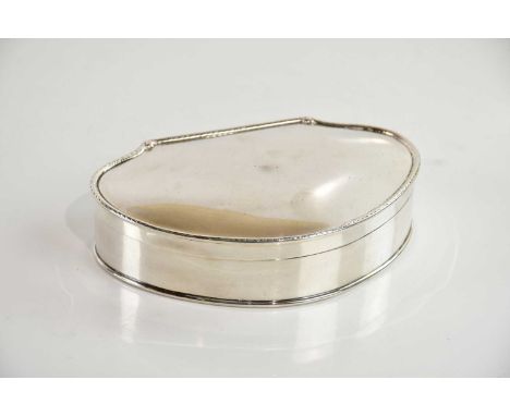 SYNER &amp; BEDDOES; a George V hallmarked silver jewellery casket of shaped form with lined interior, Chester 1911, length 1