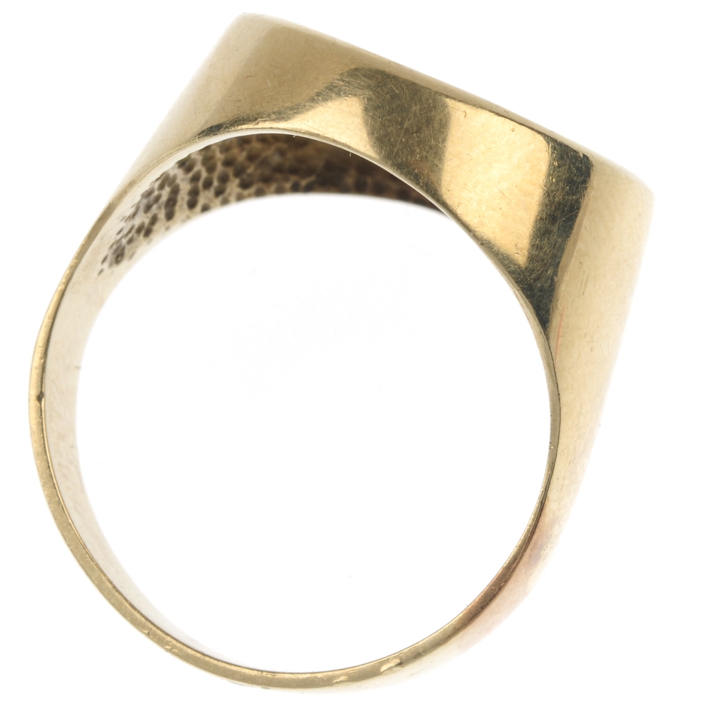 A mounted 1/10 Krugerrand ring. The 1/10 Krugerrand, dated 1995 to the ...