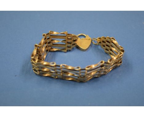 A 9ct gold gate bracelet with padlock, 10g.