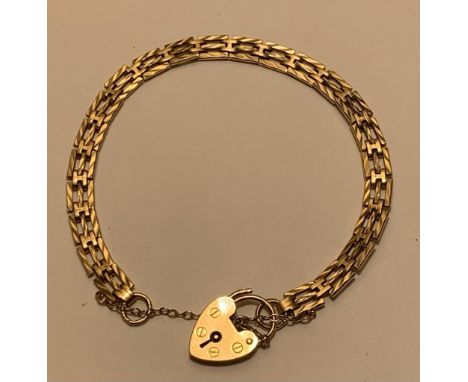 9ct GOLD CHARM GATE BRACELET AND 9ct GOLD HEART LOCK, TOTAL WEIGHT APPROXIMATELY 9g

 
