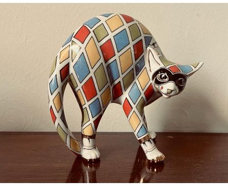 CERAMIC HARLEQUIN FIGURE OF A CAT, APPROXIMATELY 17cm HIGH