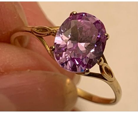 9ct GOLD RING WITH AMETHYST, WEIGHT APPROXIMATELY 1.7g, SIZE Q

 