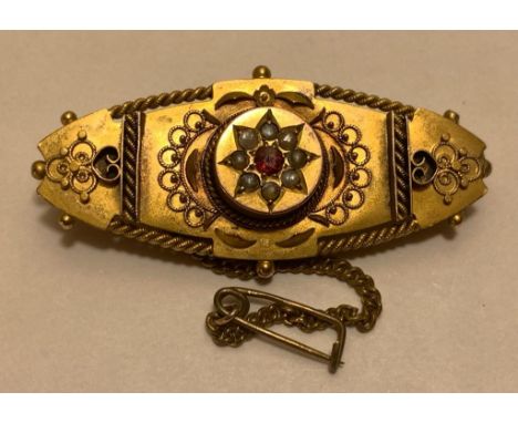 9ct GOLD VICTORIAN BROOCH WITH SMALL AMETHYST AND EIGHT SMALL PEARLS, WEIGHT APPROXIMATELY 5.1g

 