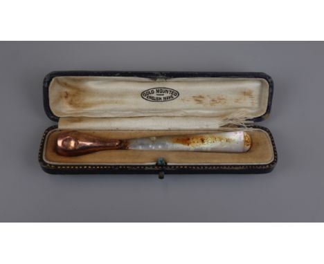 Cased vintage cigarette holder with mother-of-pearl mouthpiece in original fitted case A/F 