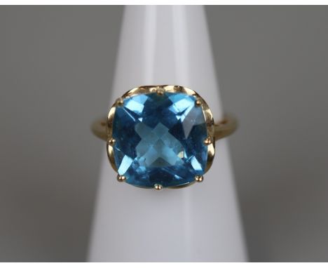 Gold blue topaz set ring - Size: K 