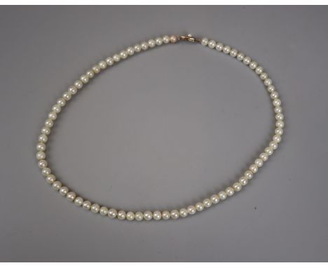 Pearl necklace with gold clasp 