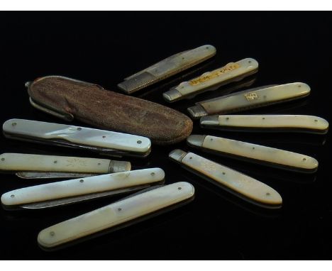 A quantity of mainly silver and mother of pearl silver bladed pocket/fruit knives 