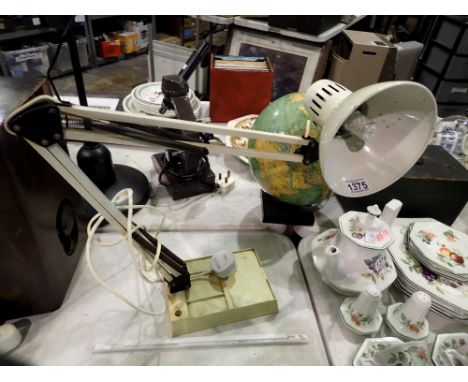 Anglepoise lamp with heavy base. All electrical items in this lot have been PAT tested for safety and have passed. This does 