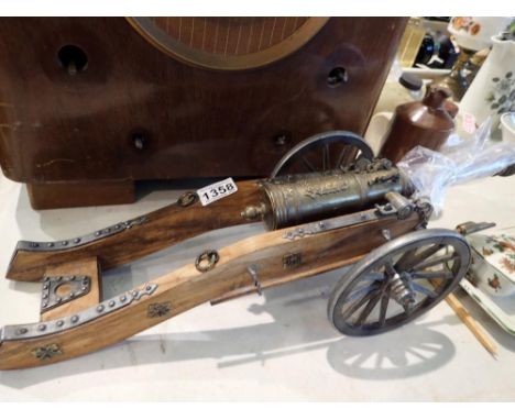 Model of German field cannon, damaged. Not available for in-house P&amp;P