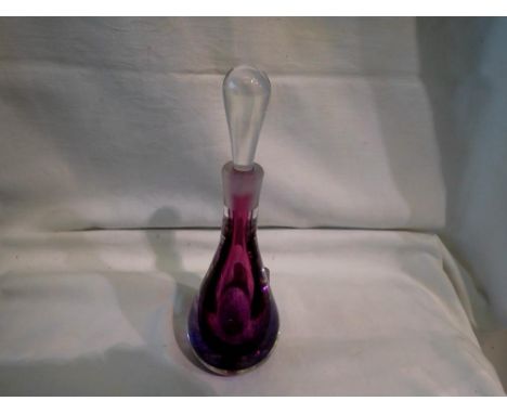 Purple glass decanter signed Skye glass to base, H: 22 cm. Both decanter and stopper are in good order. Not available for in-