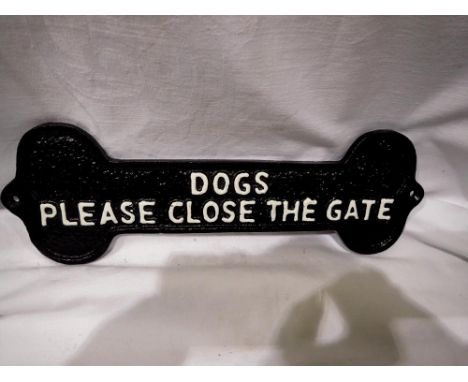 Cast iron dogs close the gate please, L: 33 cm. UK P&amp;P Group 2 (£20+VAT for the first lot and £4+VAT for subsequent lots)