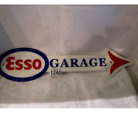 Cast iron Esso garage arrow plaque, L: 46 cm. UK P&amp;P Group 2 (£20+VAT for the first lot and £4+VAT for subsequent lots)