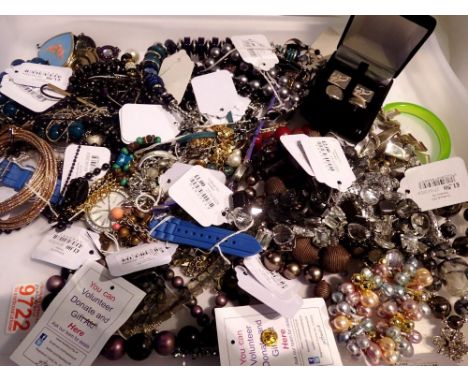 Quantity of mixed costume jewellery. UK P&amp;P Group 1 (£16+VAT for the first lot and £2+VAT for subsequent lots) 