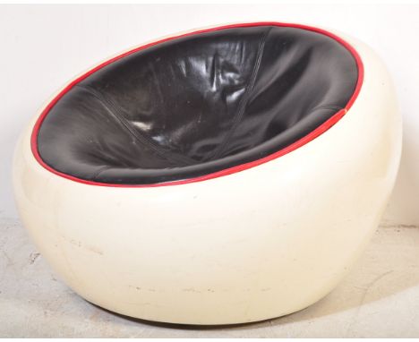 Eero Aarnio - Egg Pod Ball Chair - A retro mid 20th Century 1960s formed fiberglass and leather easy lounge chair of half dom