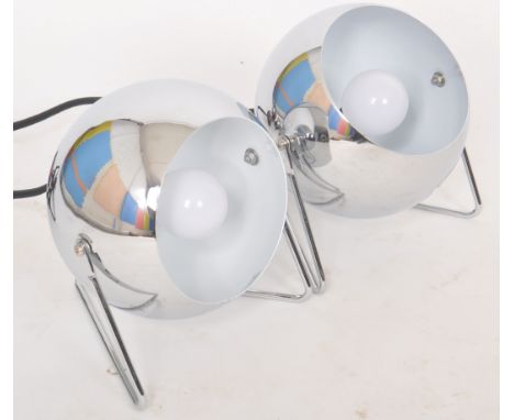 A matching pair of contemporary atomic Eyeball desk / table lamp lights in the manner of Gino Sarfatti for Arteluce. Each hav