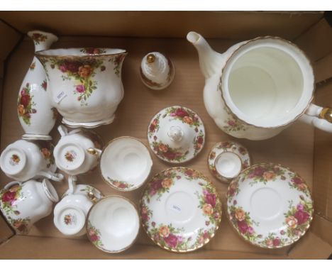 Royal Albert Old Country Roses pattern items to include large teapot, 6 cups, 6 saucers, vase and planter etc (1 tray). 