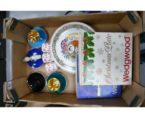 Wedgwood decorative wall plates together with Denmark cups &amp; saucers, Spode cups etc ( 1 tray) 