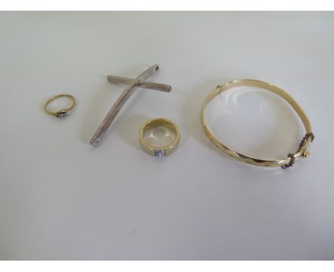 A plated bangle, a silver crucifix, a gilt metal ring and an  18ct ring, missing a stone, approx 1.7 grams 