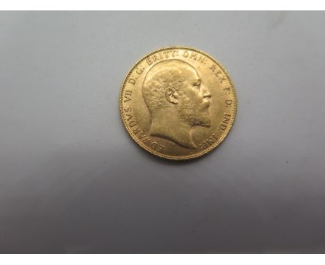 A 1907 gold sovereign, weight approx 8 grams, clean condition, light wear 
