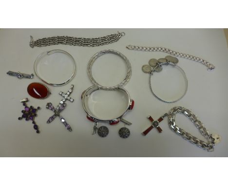 A collection of assorted silver and other jewellery 