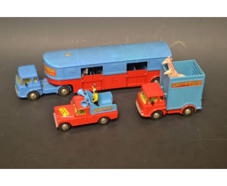 Corgi Major Toys - Chipperfield`s Circus 1130 Bedford Tractor Unit and Articulated Horse box, three horse;  487 Land Rover 10