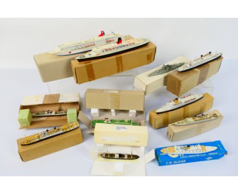 CMKR - Mercury - Opatus - Others - A collection of 11 boxed diecast and plastic model ships in various scales. Lot includes O