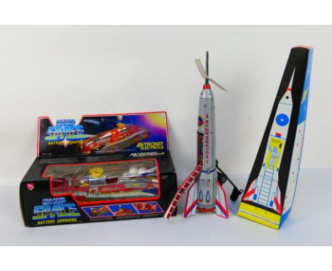 Lemezaru Gyar - Vintage Tinplate - 2 x boxed Space models, a battery operated Space Ship and a Space Rocket. They appear in V