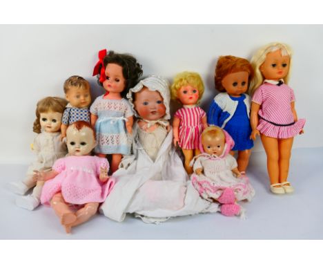 Armand Marseille - Pedigree - Others - A collection of nine unboxed vintage dolls in a variety of materials. Lot includes an 