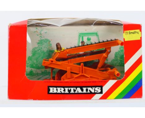 Britains - Farming. A boxed 1/32scale Britains #9535 Faun Potato Harvester. Item appearing in Excellent condition and the rub