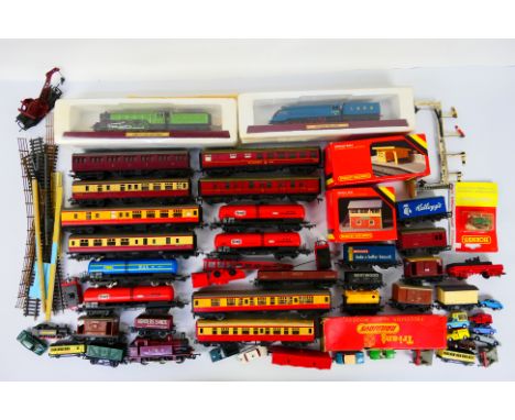 Hornby -Triang -  Hornby Dublo - Lima - Others - A miscellany of unboxed predominately OO gauge model railway items which inc