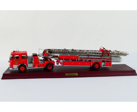 Franklin Mint - An unboxed Franklin Mint 1:32 scale 1965 Seagrave Fire Engine. The model comes with plinth, is missing its ce