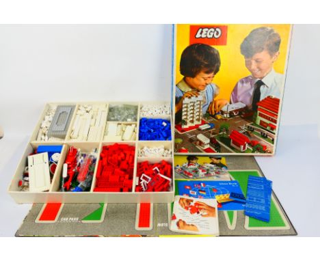 Lego - A boxed 1960s vintage #810 town Lego set - The set comes with flat card town layout for buildings and vehicles. Set al