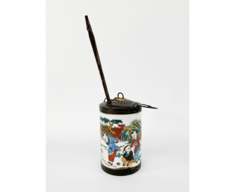 China, 20th centuryPorcelain water pipe with polychrome decoration of children playing.H .: 26 cm.
