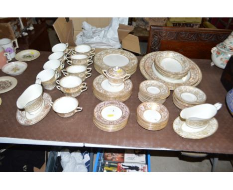 A quantity of Royal Worcester "Embassy" pattern tea and dinnerware