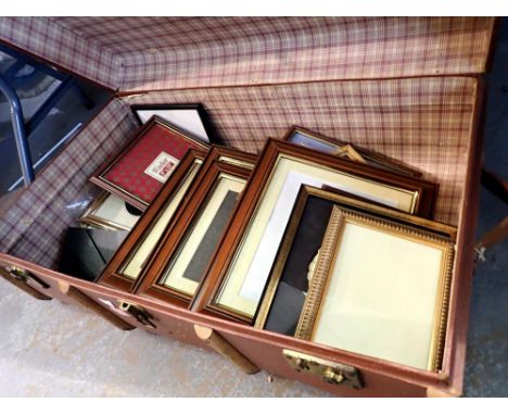 Vintage trunk containing nineteen picture frames. Not available for in-house P&amp;P 