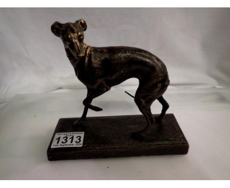 Bronzed cast iron greyhound on plinth. L: 22 cm UK P&amp;P Group 2 (£20+VAT for the first lot and £4+VAT for subsequent lots)