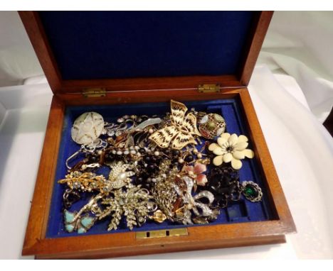 Vintage mahogany jewellery box containing costume jewellery, brooches, necklaces, pendants. UK P&amp;P Group 2 (£20+VAT for t