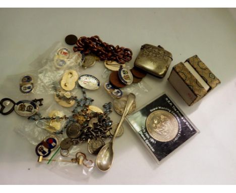 Mixed silver plated items and coins. UK P&amp;P Group 1 (£16+VAT for the first lot and £2+VAT for subsequent lots) 