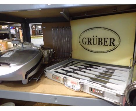 Cased Gruber knife set and other kitchen items. All electrical items in this lot have been PAT tested for safety and have pas