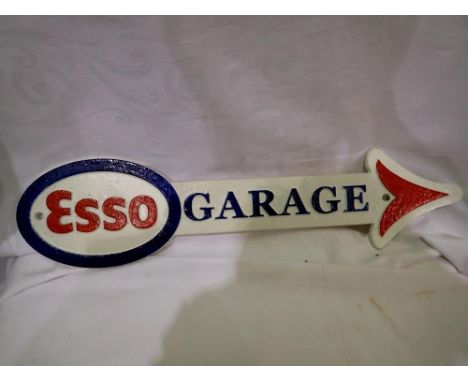 Cast iron Esso arrow garage sign, W: 40 cm. UK P&amp;P Group 1 (£16+VAT for the first lot and £2+VAT for subsequent lots)
