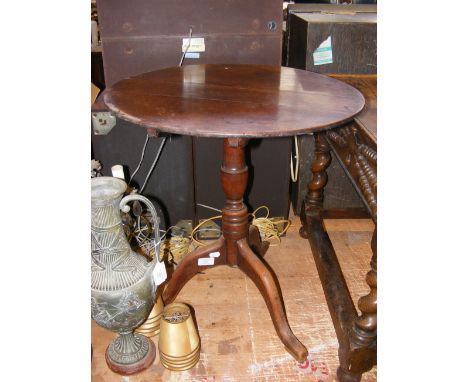 An antique mahogany pedestal table on tripod support - diameter 51cm 