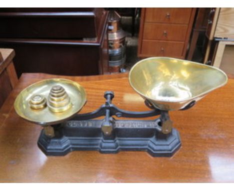 SET OF VINTAGE KITCHEN SCALES WITH WEIGHTS 
