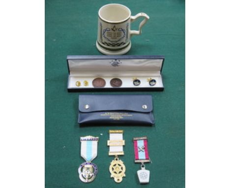 THREE VARIOUS MASONIC JEWELS, TWO COINS, TWO PAIRS OF CUFFLINKS AND CERAMIC MUG 