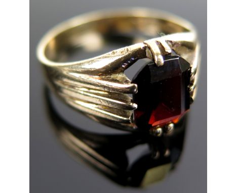 9ct gents ring set with oblong Garnet centre stone size U weight 4.3 grams