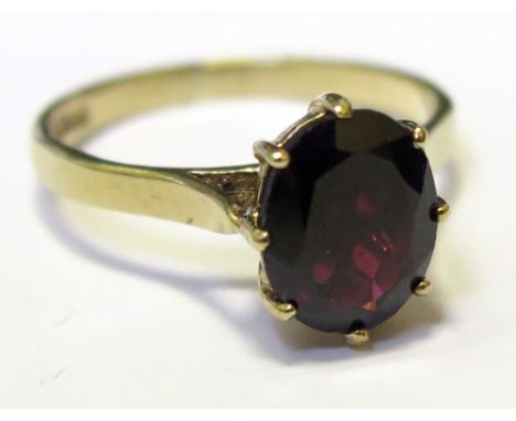 9ct Ring with large oval Garnet size Q weight 3.0 grams